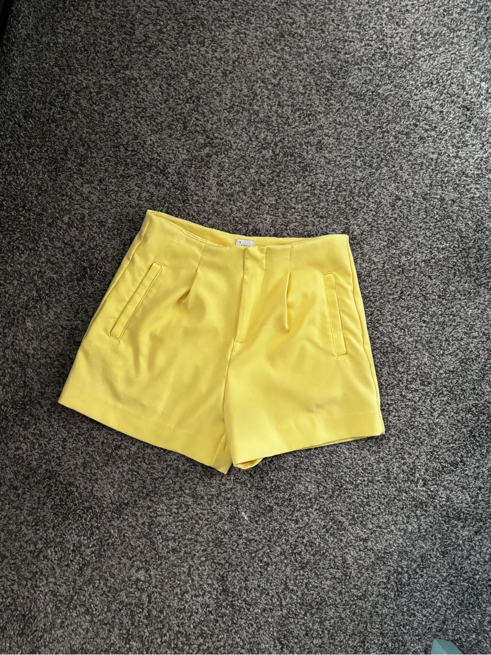 Women's size 6 yellow a new day shorts